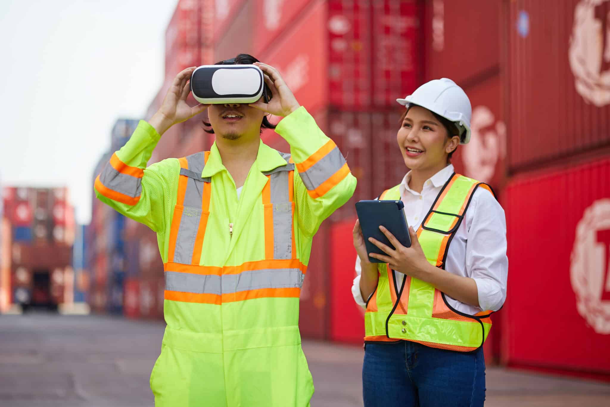 Zwei Fremdfirmenmitarbeiter die eine Unterweisung mit Augmented Reality Brillen machen